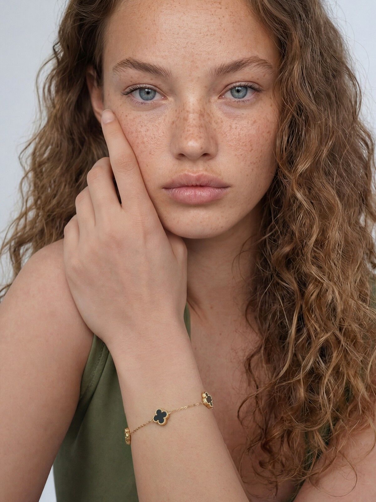 14 Ayar Altın Küçük Siyah Yonca Bileklik