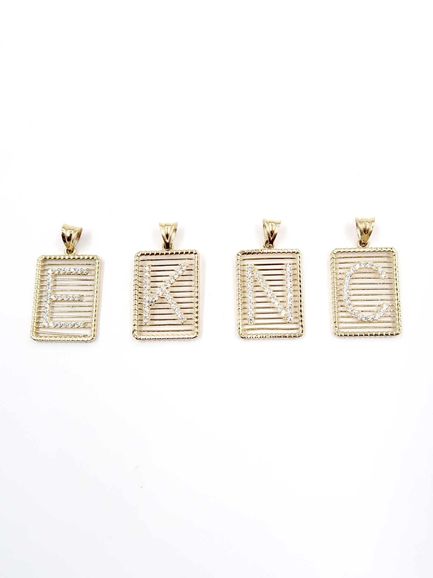 Altın Izgara Harf Taşlı Kolye Ucu