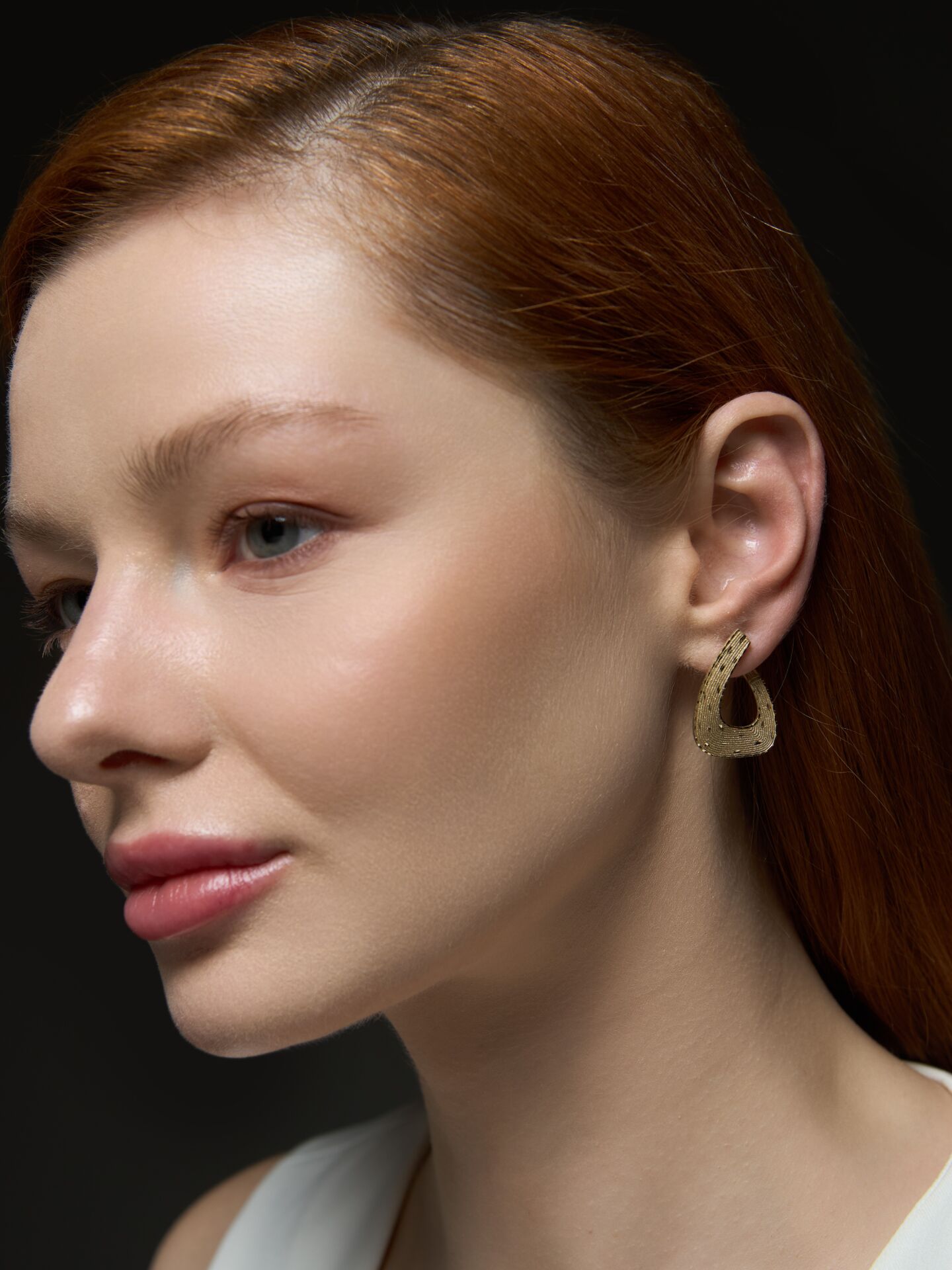 14 Ayar Altın Vortex Küpe – Zamansız Dokulu Işıltı