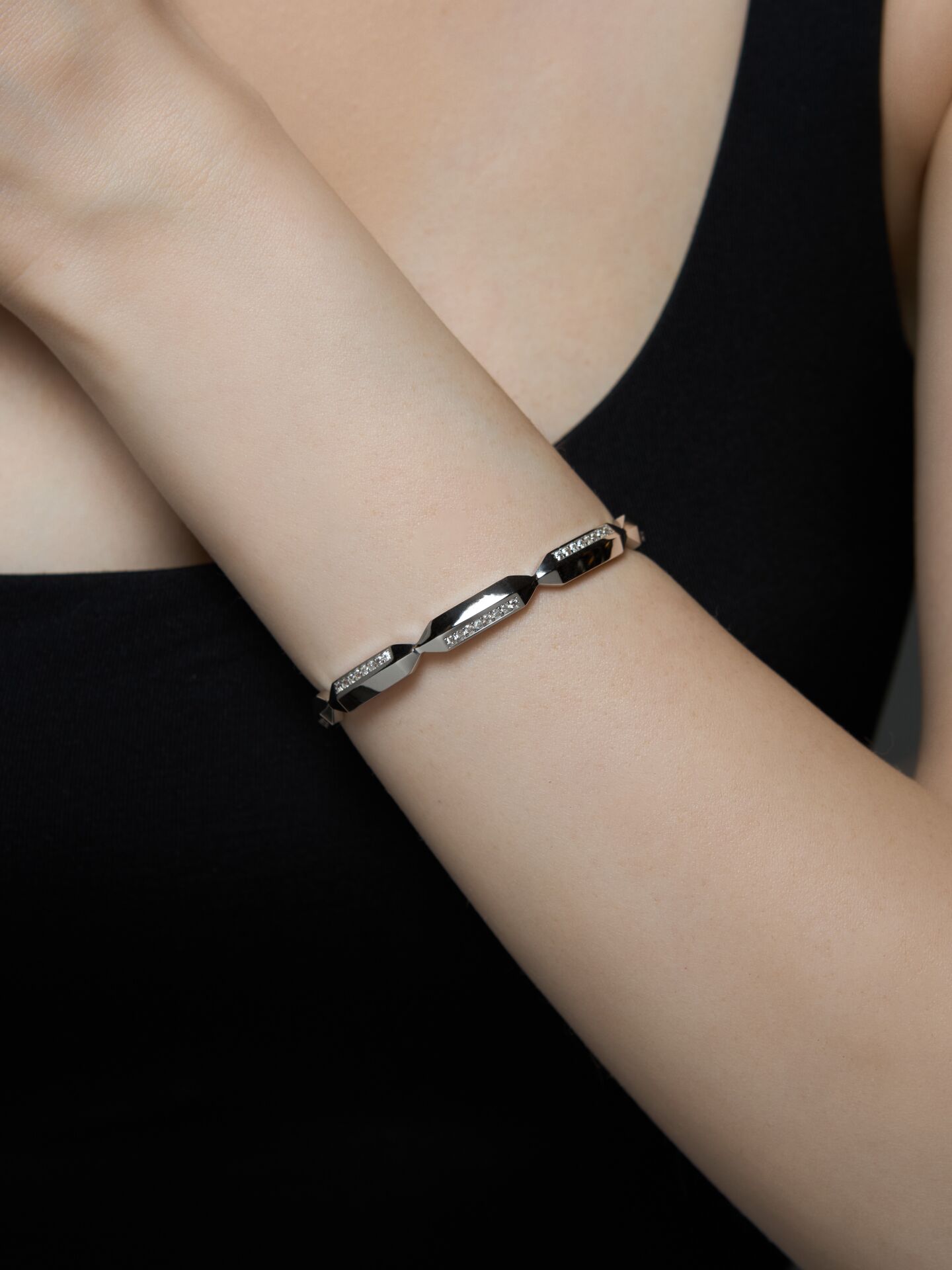 14 Ayar Beyaz Altın Nova Bilezik – Işığın Geometrik Zarafeti