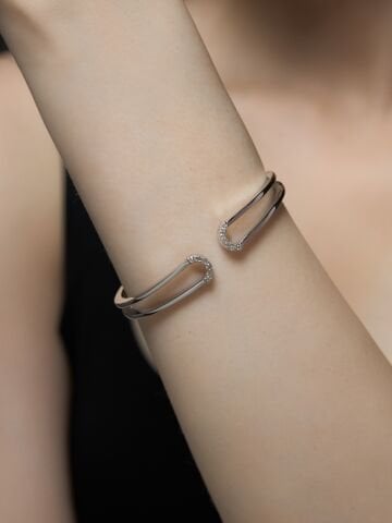 14 Ayar Beyaz Altın Luna Bilezik – Işığın Zarif Kavisinde