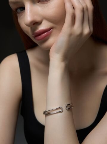 14 Ayar Beyaz Altın Luna Bilezik – Işığın Zarif Kavisinde