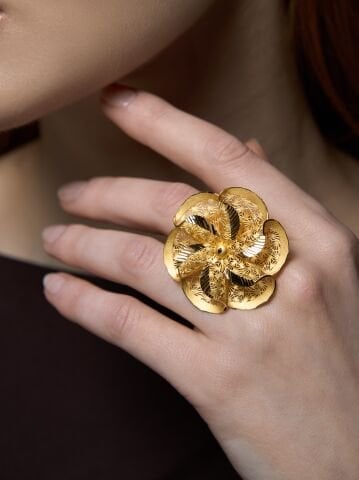 22 Ayar Altın Çiçek Yüzük – Zarafetin El İşçiliği Hali