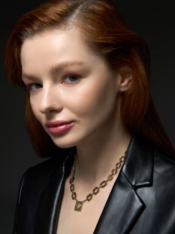 “Versa” Kolye – Gücün Altın Simgesi