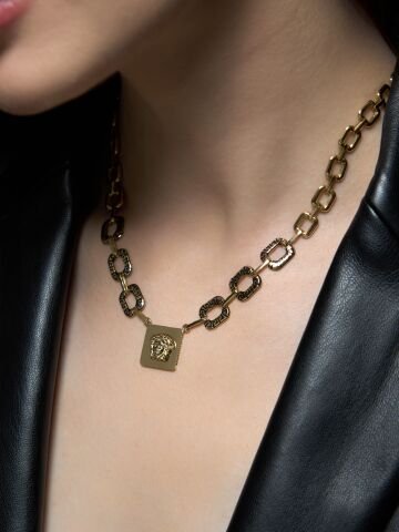 “Versa” Kolye – Gücün Altın Simgesi