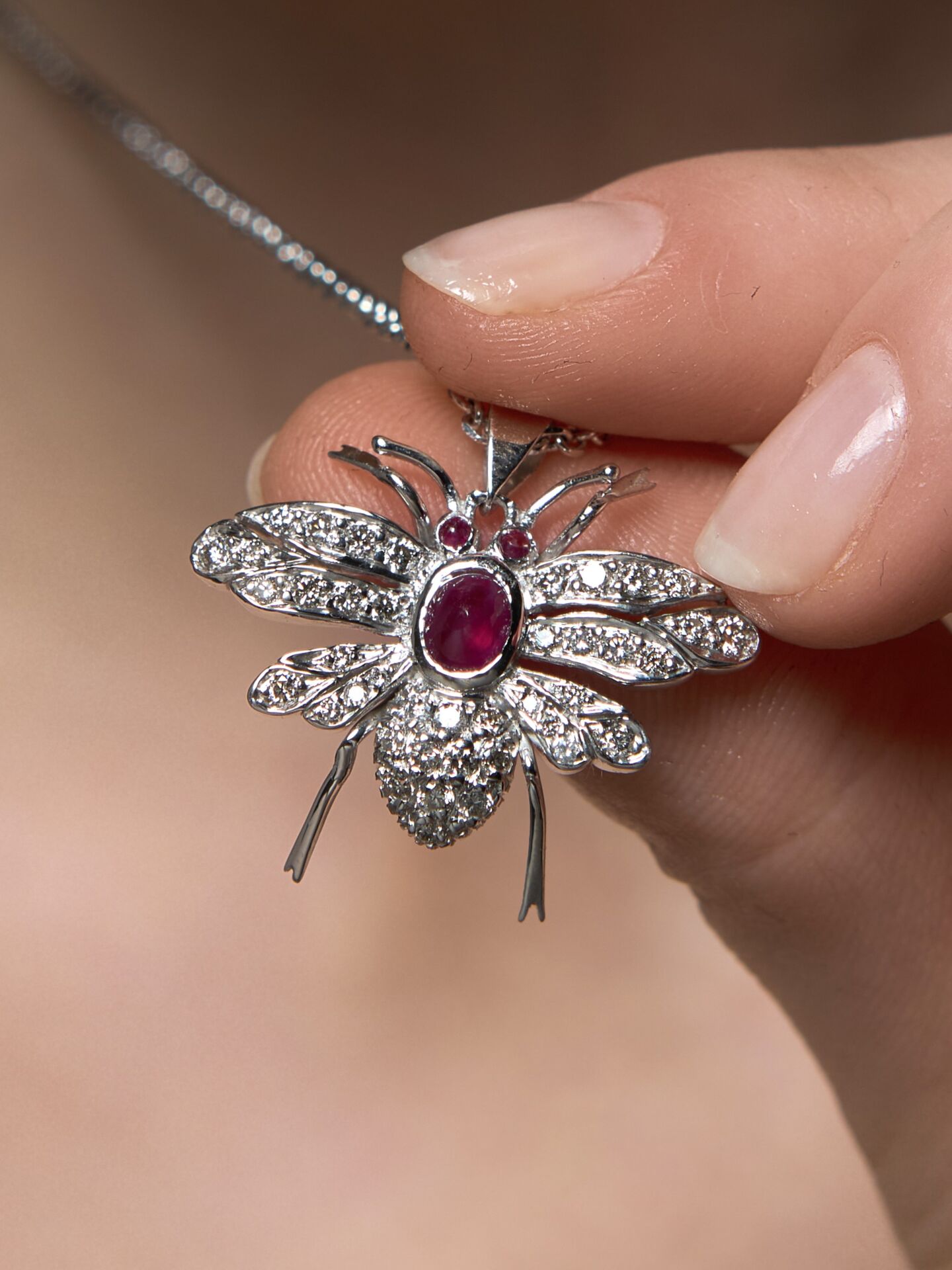 Ruby Bee Altın Pırlanta Tasarım Kolye – Zarafetin ve Işıltının Dansı