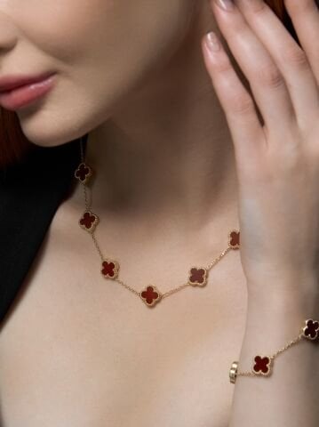 14 Ayar Altın Bordo Yonca Kolye – Şansın ve Zarafetin Altın Hali