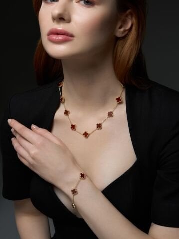 14 Ayar Altın Bordo Yonca Bileklik – Doğal Taşın Zarif Enerjisi