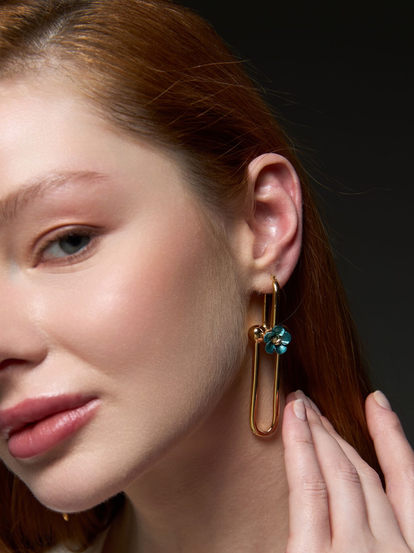 Turkuaz Çiçek Altın Küpe – 14 Ayar | Modern & Zarif Tasarım