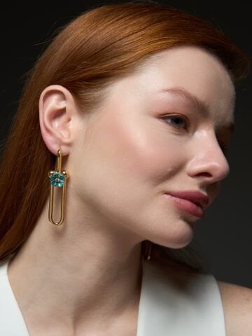 Turkuaz Çiçek Altın Küpe – 14 Ayar | Modern & Zarif Tasarım