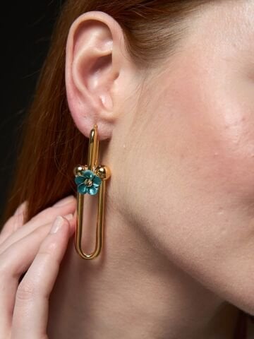 Turkuaz Çiçek Altın Küpe – 14 Ayar | Modern & Zarif Tasarım