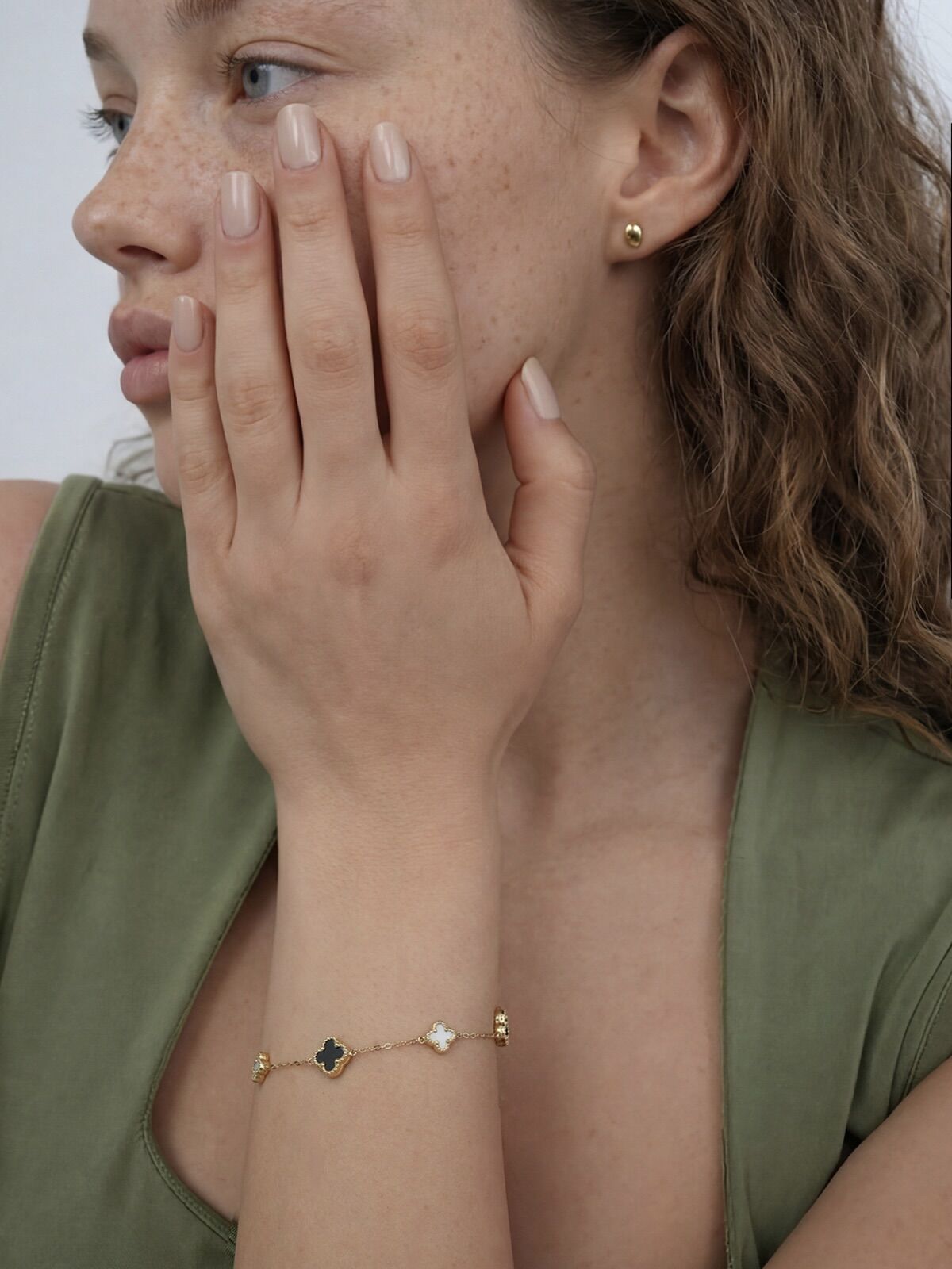 14 Ayar Altın Siyah Beyaz Küçük Yonca Bileklik