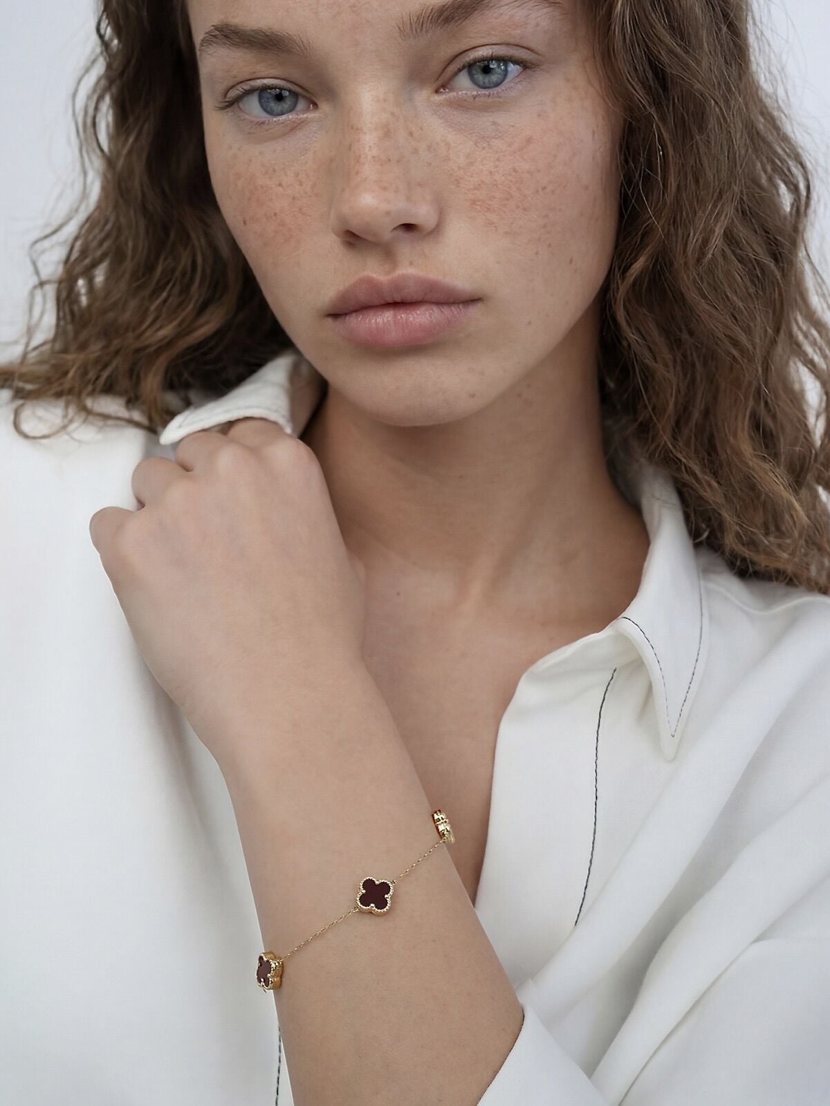 14 Ayar Bordo Renk Küçük Yonca Altın Bileklik